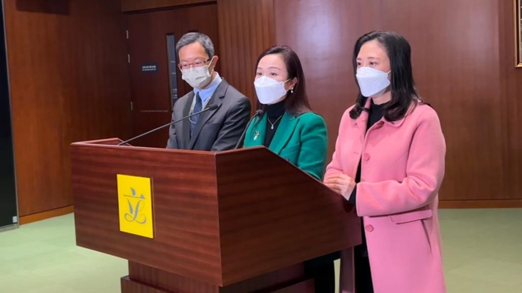 葛珮帆聯同醫療衞生界立法會議員林哲玄、陳凱欣見記者。何嘉敏攝