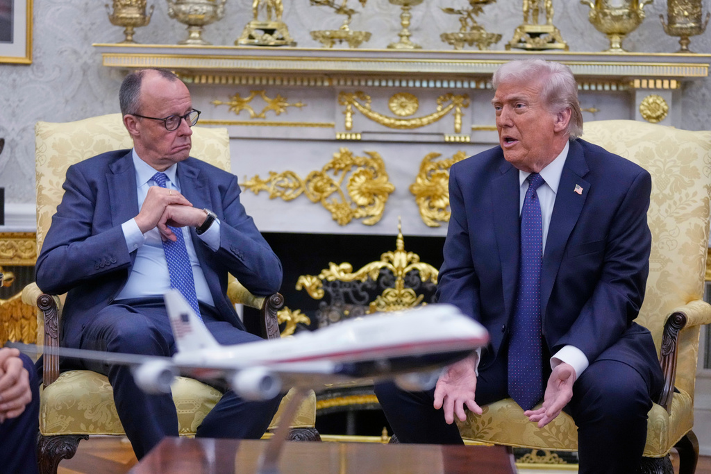 特朗普現場宣布,已指示財政部長貝森特(Scott Bessent)即時切斷與西班牙的所有經貿往來,直言「我們不想與西班牙有任何瓜葛」。美聯社 特朗普現場宣布,已指示財政部長貝森特(Scott Bessent)即時切斷與西班牙的所有經貿往來,直言「我們不想與西班牙有任何瓜葛」。美聯社