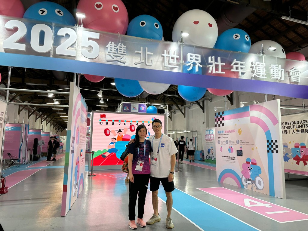 團隊領隊潘莊薇(左)和前香港混雙冠軍魏焯銘(右)。圖片由受訪者提供 團隊領隊潘莊薇(左)和前香港混雙冠軍魏焯銘(右)。圖片由受訪者提供