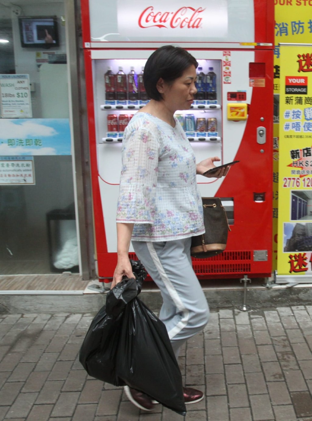貓屍以黑色膠袋裝起,由貓主帶走。林思明攝
