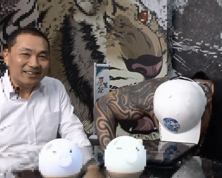 他先行向韓國瑜鞠躬道歉。影片截圖