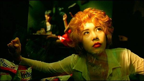 王家衞电影《堕落天使》曾在爱群理发店取景。(电影剧照)