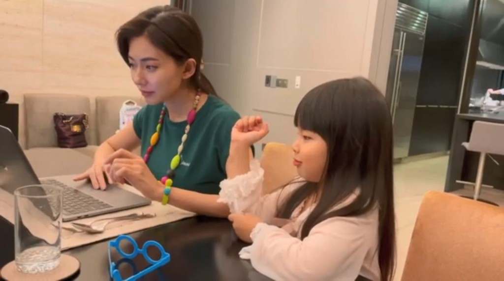 Race原本在專心工作。