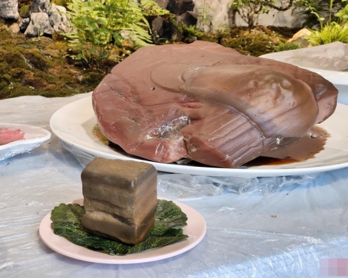 石頭版「滿漢全席」，使用的石材均來自新疆的戈壁灘。網上圖片