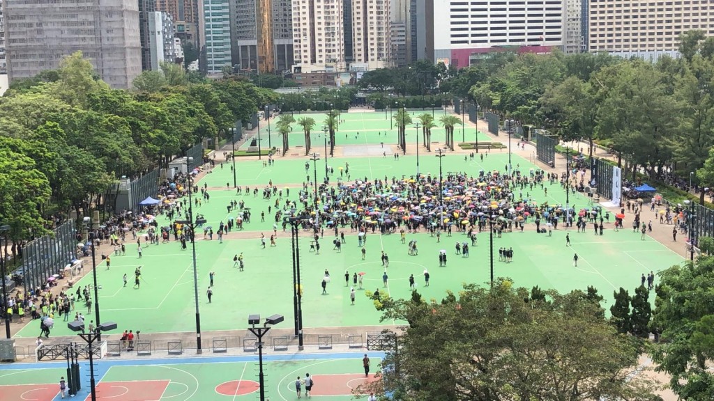 下午1時過後,參與集會的人士陸續到場聚集。