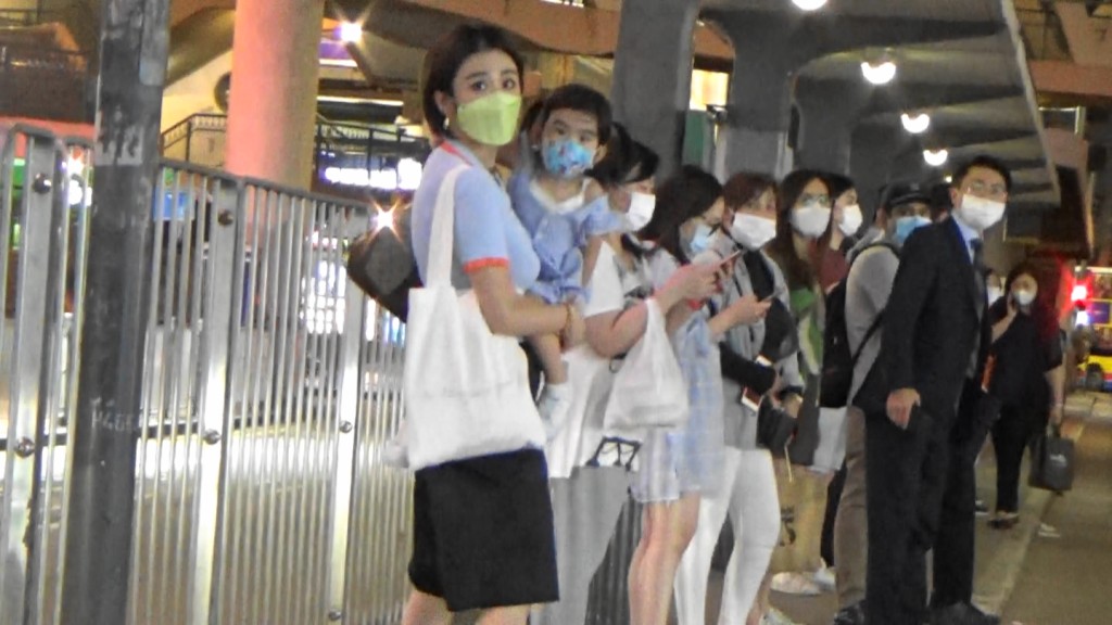 雖然有請工人,但Leanne愛親自湊女。 雖然有請工人,但Leanne愛親自湊女。