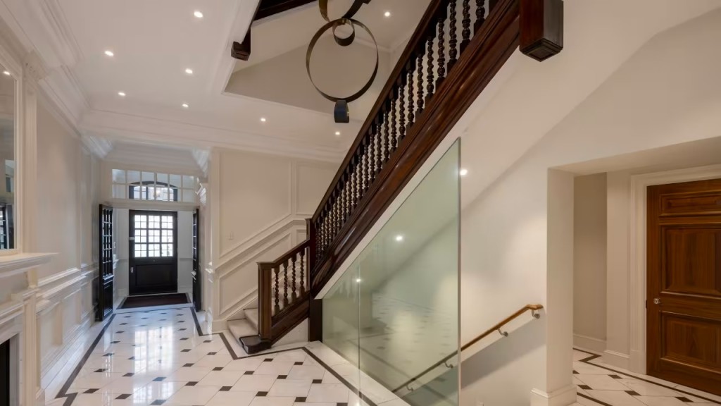 豪宅樓梯位置。