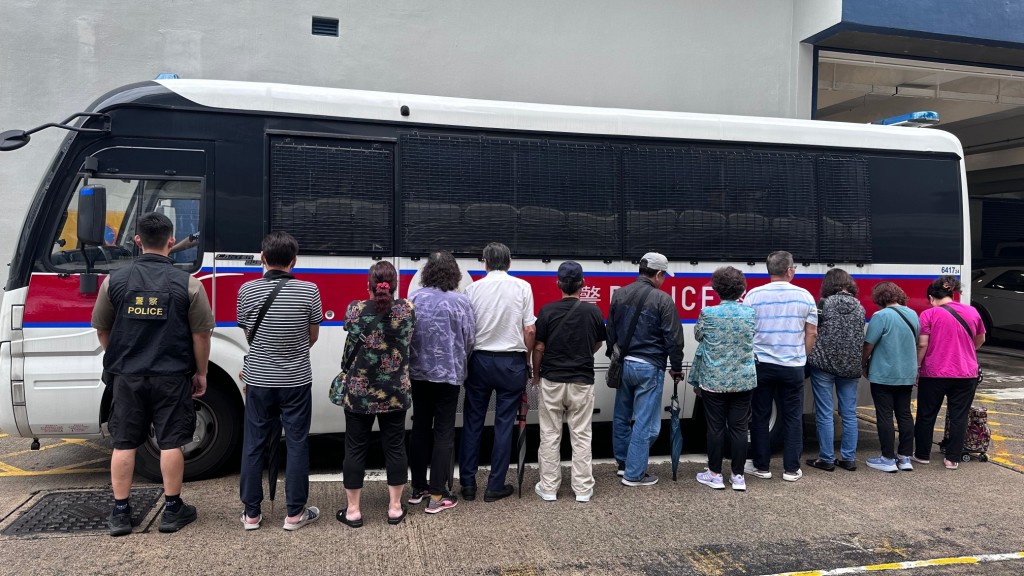 警破大埔地下竹館 拘捕負責人及11賭客。警方圖片