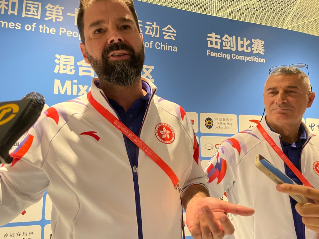 兩位花劍教練Greg(左)及Maurizio(右)賽後接受記者訪問。徐嘉華攝 兩位花劍教練Greg(左)及Maurizio(右)賽後接受記者訪問。徐嘉華攝
