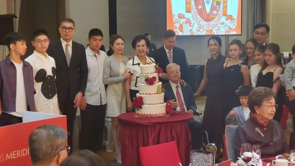 连战夫妇这场盛大的钻石婚宴，当天宴请300人，连家20位家庭成员都现身。