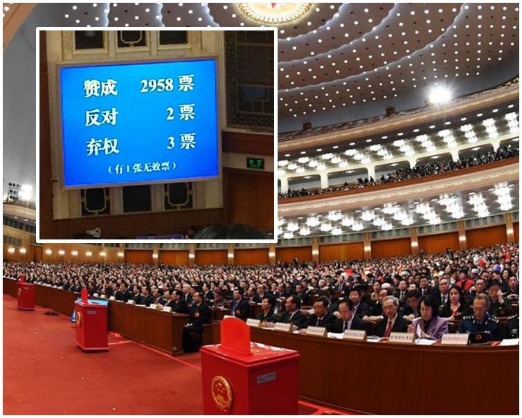 人大以2958高票通過憲法修正案草案 。本報記者:董秋伊攝