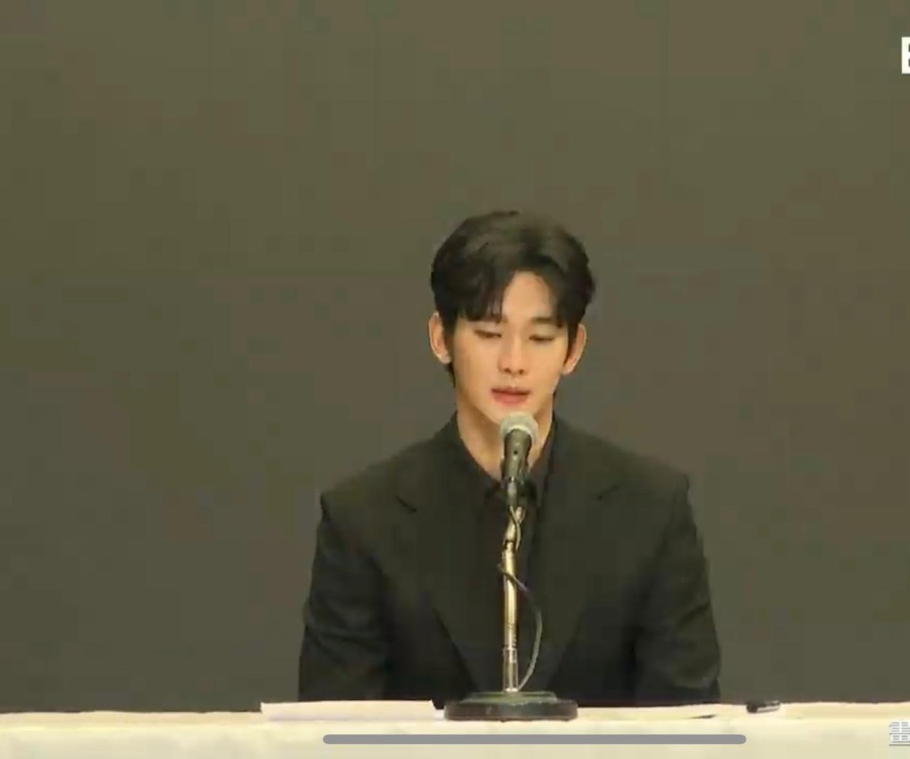 金秀賢今日下午穿全黑西裝現身記者會。