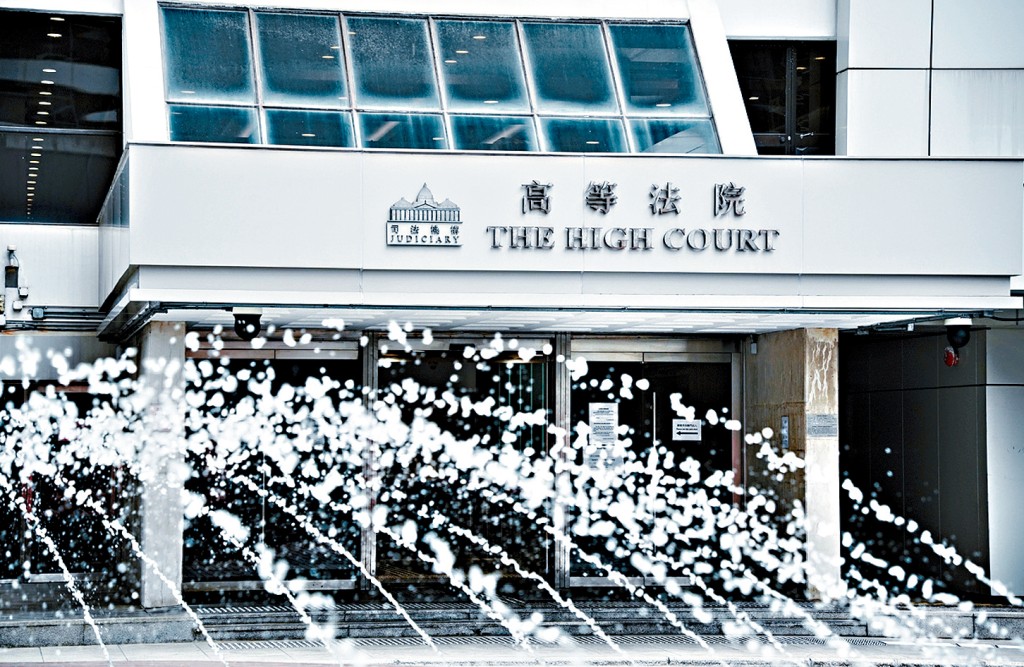 18歲無業男被告前年趁9歲同父異母妹妹入睡,「一時性衝動」脫褲與妹妹「臀交」,他承認一項非禮罪,昨被判入教導所。