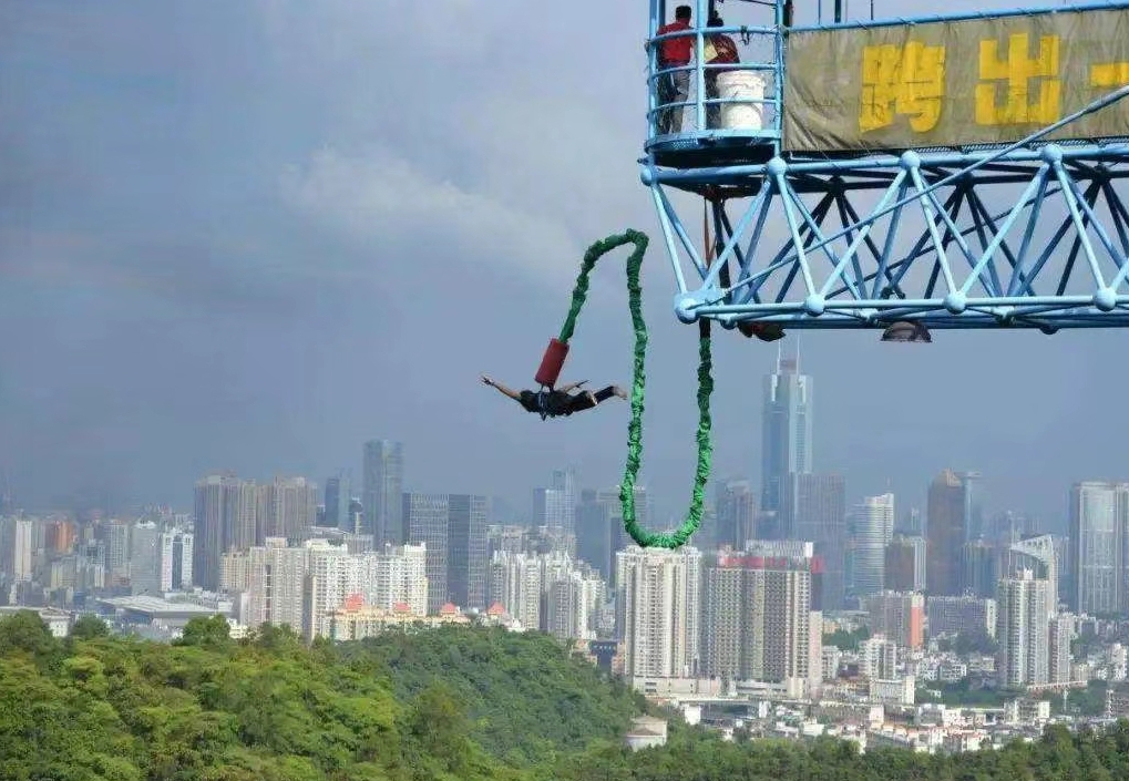 廣州白雲山笨豬跳，從42米高台躍下。（圖：小紅書@眼睛去旅行）