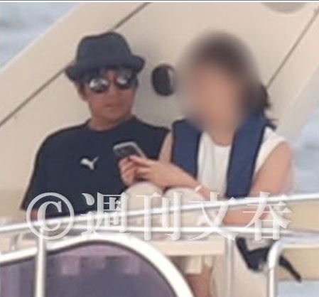 近藤同第三者去沖繩渡假。
