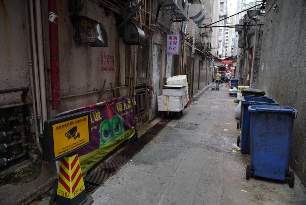紅磡蕪湖街衞生黑點之一的後巷仍擺放雜物。歐樂年攝