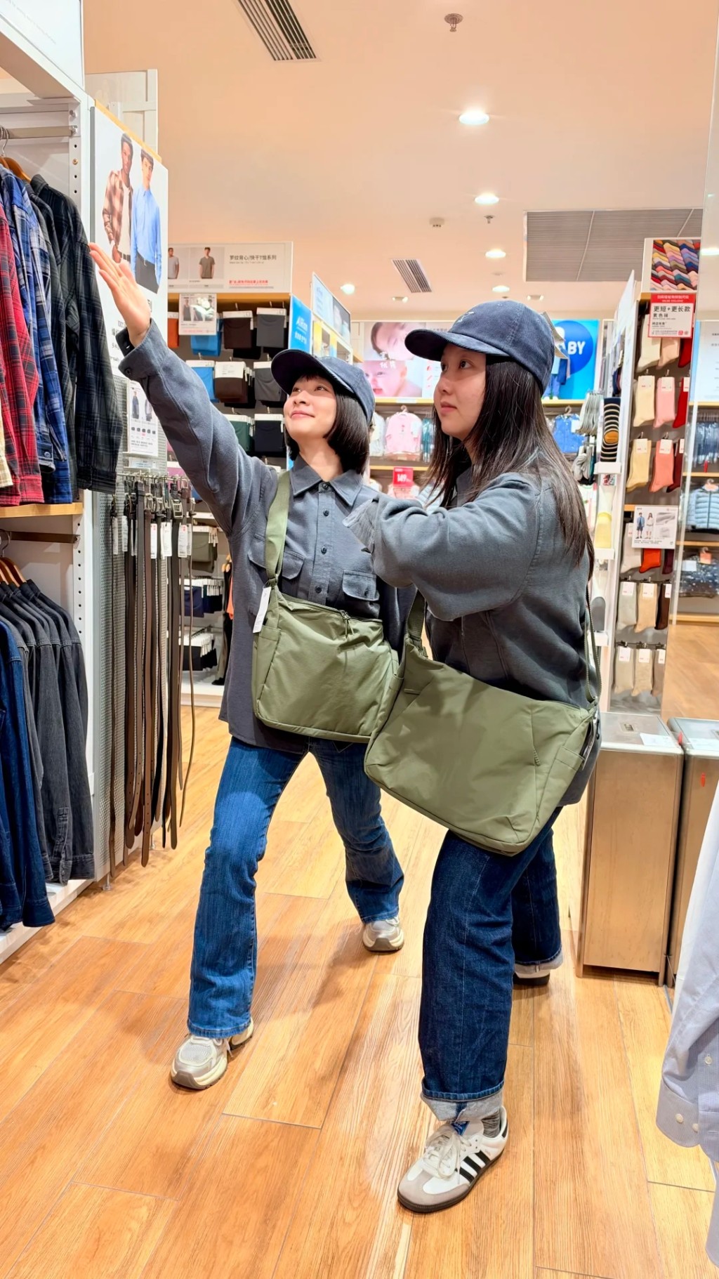 UNIQLO工装衫配斜孭袋秒变“红军装”,北京青年涌店打卡。 小红书 UNIQLO工装衫配斜孭袋秒变“红军装”,北京青年涌店打卡。 小红书
