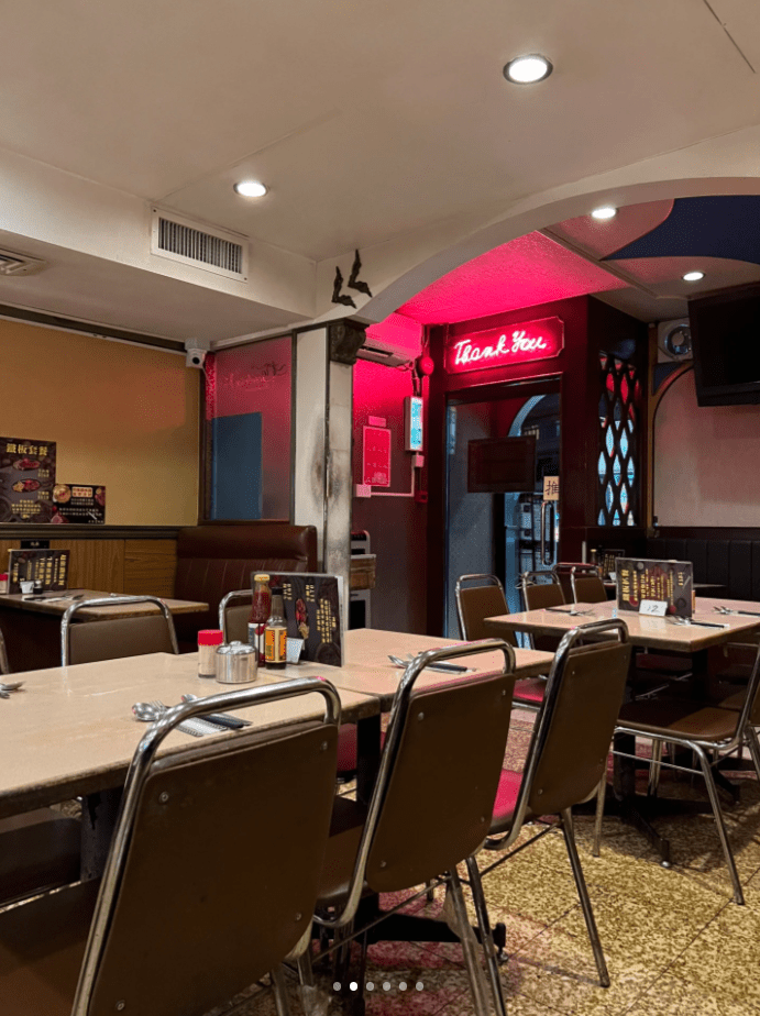 走进餐厅彷佛走进80、90年代的时光隧道。