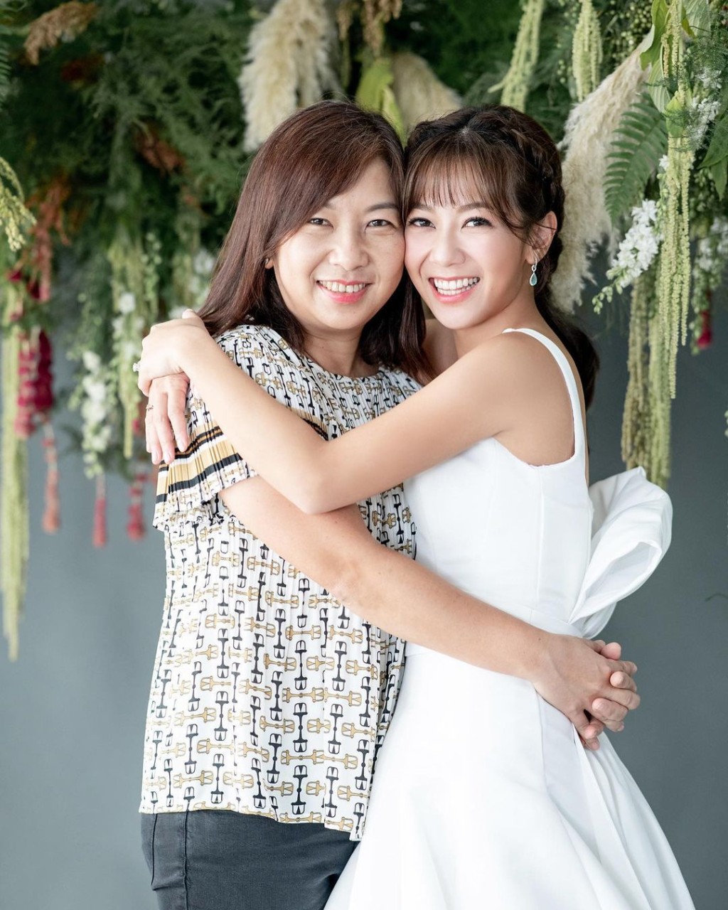 何媽媽外表非常年輕,跟Stephanie似兩姊妹。