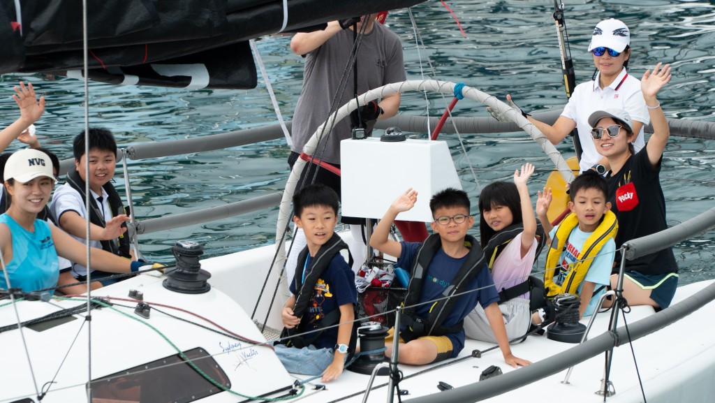 香港游艇会慈善基金会为一班来自大埔的青少年及家庭举办慈善帆船日。笔者提供图片