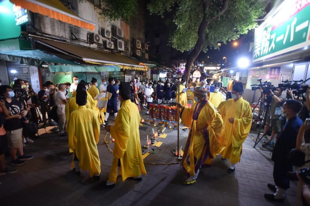 道士在場舉行法事超度亡魂。尹敬堂攝