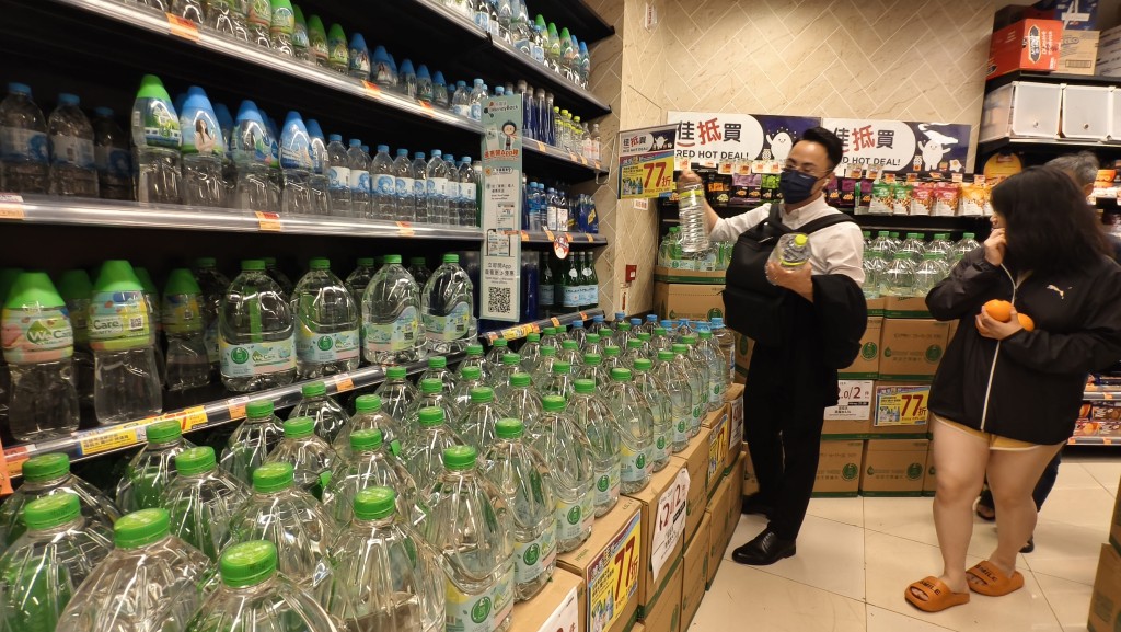 不少邨民連日來在超市購買樽裝水應急。資料圖片 不少邨民連日來在超市購買樽裝水應急。資料圖片
