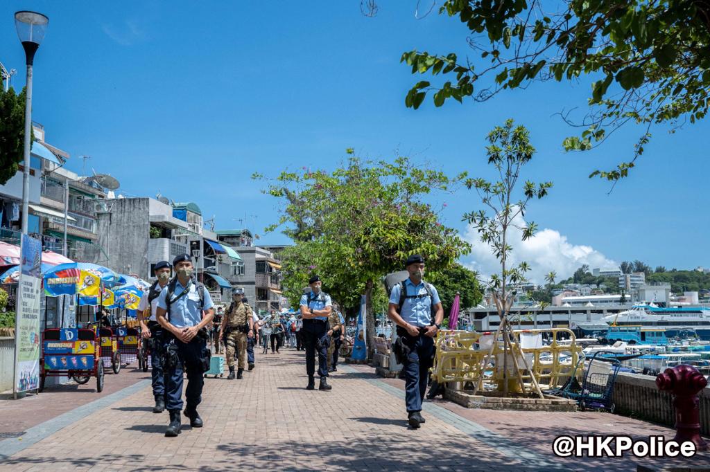 反恐特勤隊及小艇分區人員，分別到長洲、坪洲及南丫島進行高姿態反恐巡邏。警方fb圖片