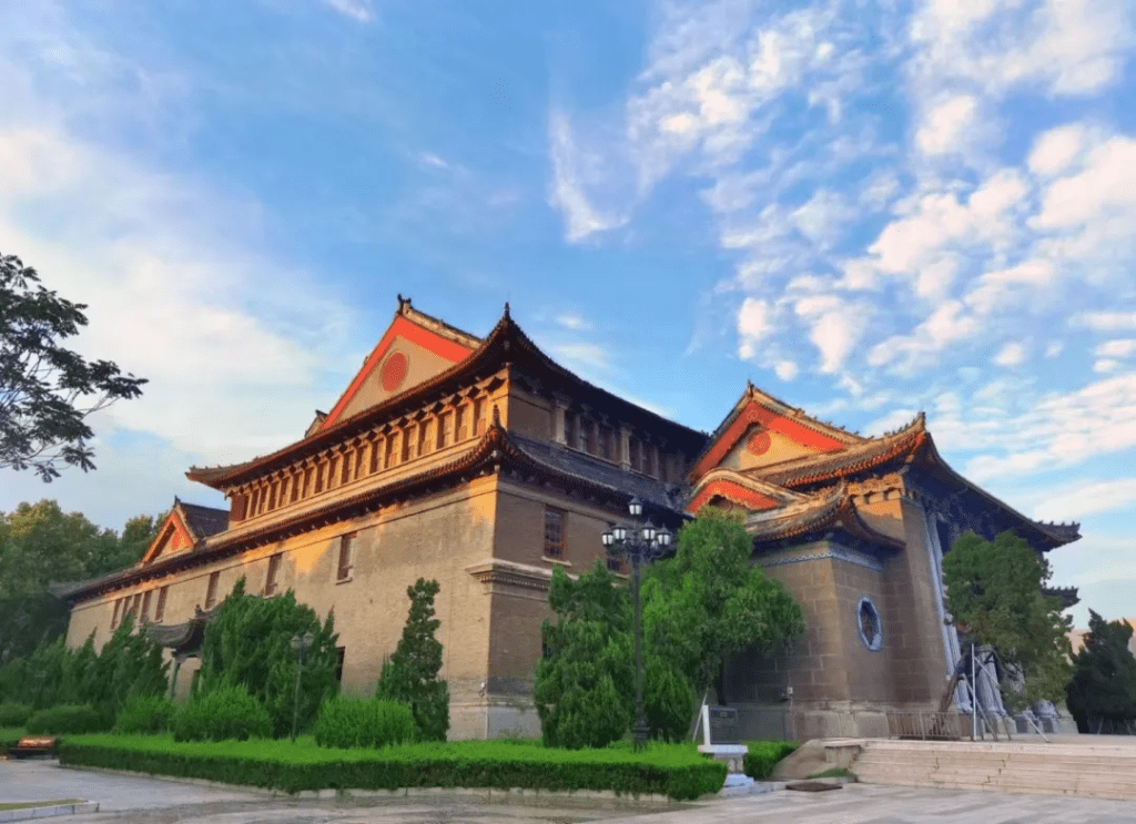 河南大學大禮堂是全國近代建築藝術精品，2006年被列為第六批全國重點文物保護單位之一。