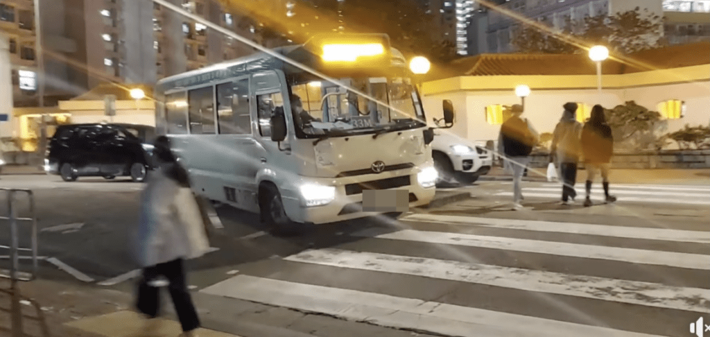 趁對面線未有車,小巴匆匆越過斑馬線駛走,而當時斑馬線仍有途人在橫過馬路。 趁對面線未有車,小巴匆匆越過斑馬線駛走,而當時斑馬線仍有途人在橫過馬路。