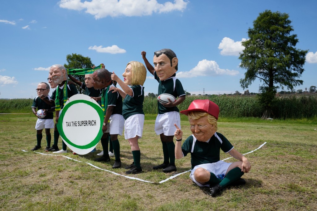 场外有示威者就环境议题抗议。美联社 场外有示威者就环境议题抗议。美联社