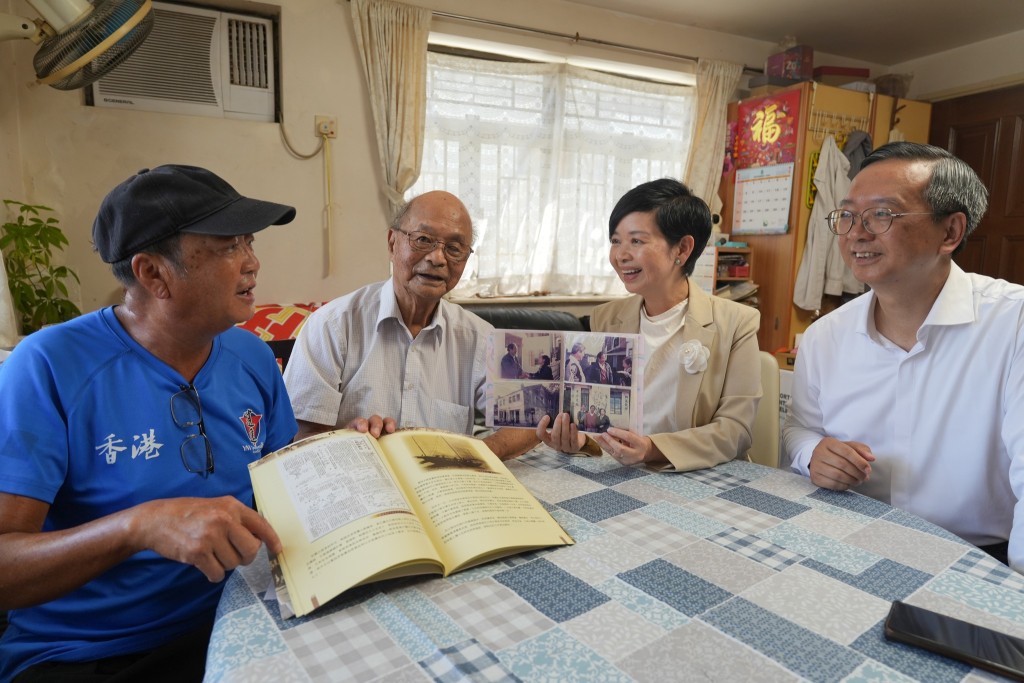 何永賢與戴尚誠拜訪抗日老兵「安叔」劉炳安。何永賢fb圖片 何永賢與戴尚誠拜訪抗日老兵「安叔」劉炳安。何永賢fb圖片