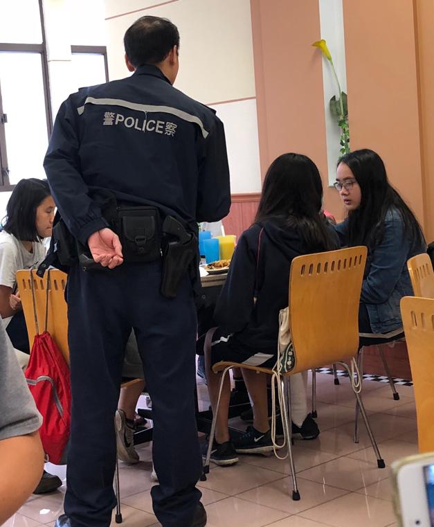少女們昨(22日)到飛鵝山行山被困,最終由飛行服務隊到場拯救。楊偉亨攝