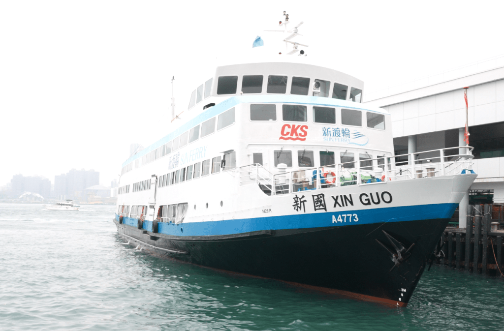 為了一試風味，Rachel乘上由中環開往長洲的「新國號」渡輪進行實地體驗。
