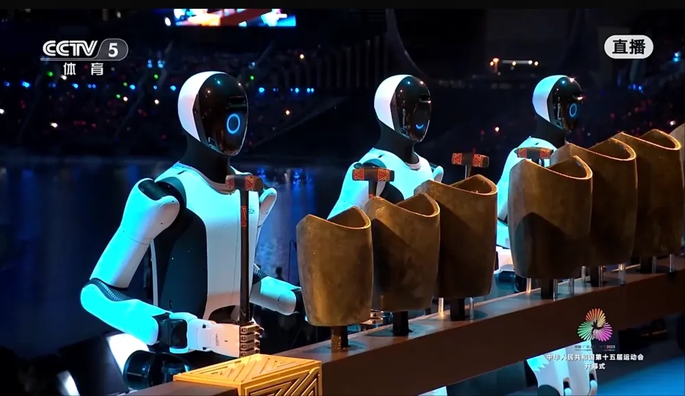 全運會開幕式，機械人用青銅句鑃奏樂，敲出《彩雲追月》。 央視截圖