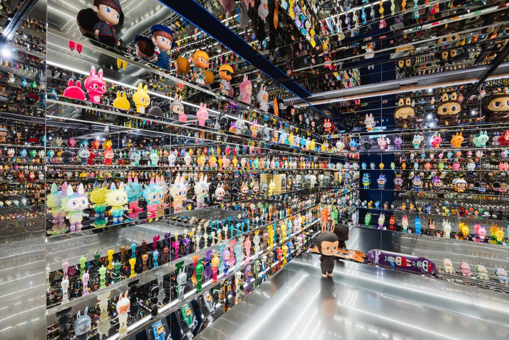 特设的Mirror Room展出了700多件Kasing的珍藏搪胶玩具。
