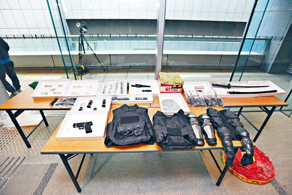 ■警方去年十二月檢獲手槍、一百○五發子彈及避彈衣等物。