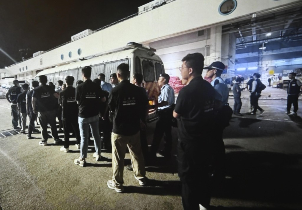 深水埗警區聯同西九龍機動部隊及入境處突擊搜查長沙灣魚類批發市場,拘捕9名非法勞工。 深水埗警區聯同西九龍機動部隊及入境處突擊搜查長沙灣魚類批發市場,拘捕9名非法勞工。