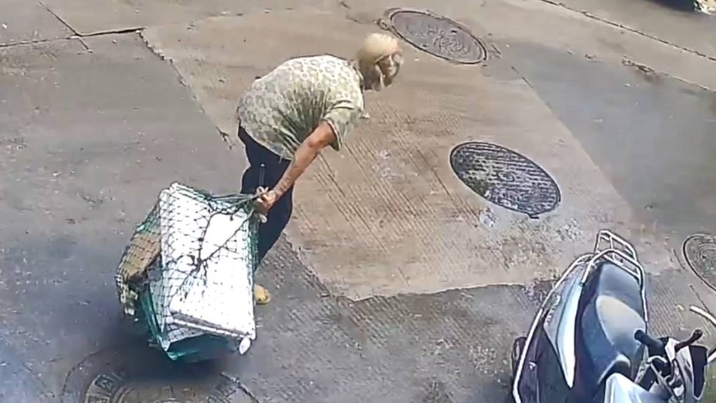 福建89歲老嫗遭女子用樹枝地拖抽打,幸有路人出手相助。新浪熱點。 福建89歲老嫗遭女子用樹枝地拖抽打,幸有路人出手相助。新浪熱點。