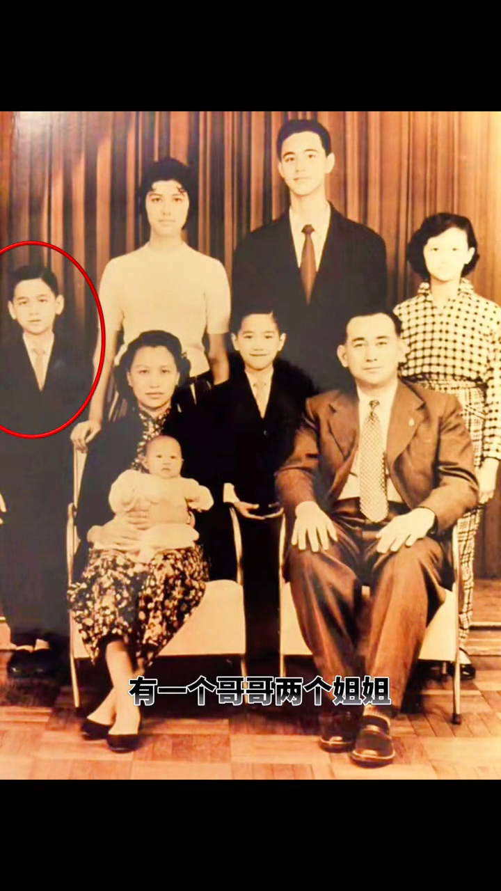 曹查理（後排左一）的童年照片罕有曝光，他的二家姐曹珍妮（後排右一）當年亦好標緻。