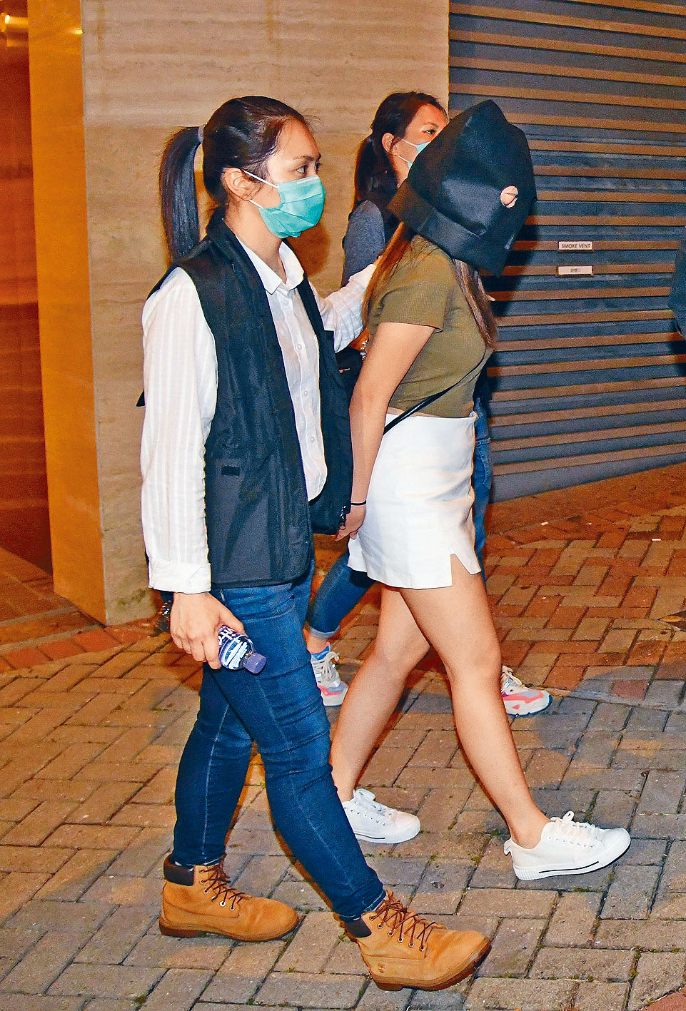 疑為非法賭檔「荷官」的大學女生被捕。