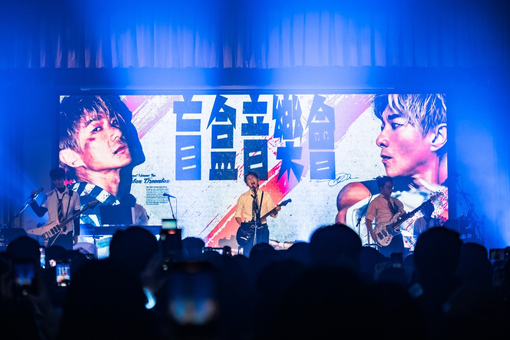音樂會在一所中學禮堂舉行。 音樂會在一所中學禮堂舉行。