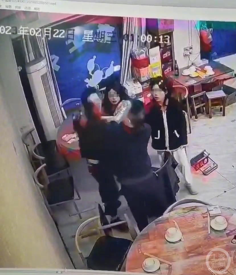 江西公职人员让邻桌女子陪酒，被拒后打人。  影片截图