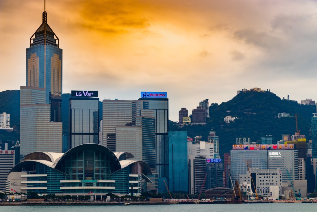 香港排名第1，城市高淨值人士數量是12,615，按年-23.0%。