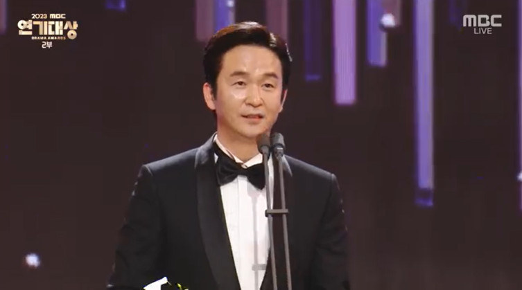 《恋人》金钟泰凭“仁祖”一角获颁最佳角色奖。