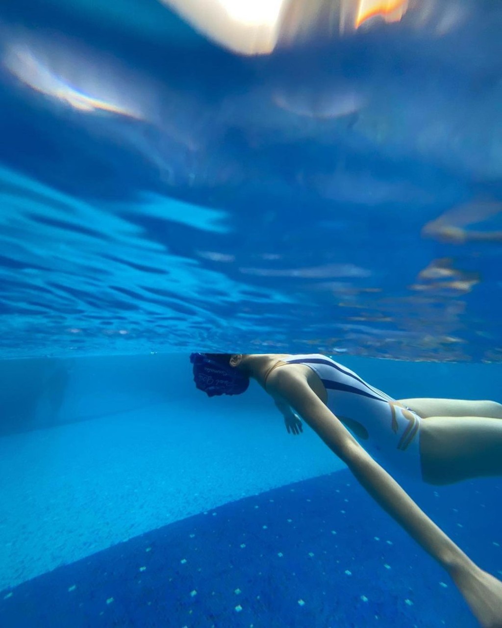 之前Cherry曾出過Po，努力學習浮水。