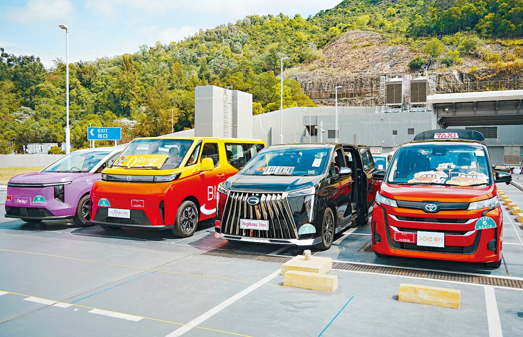 據悉政府計劃對網約車平台收取指定費用，以回饋的士行業，用於改善的士業服務。
