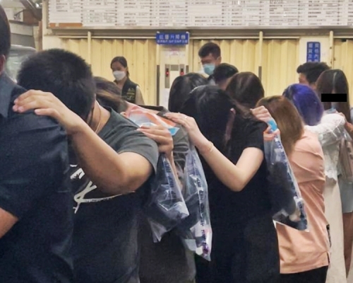 警方於觀塘搗破一間懷疑無牌酒吧,拘捕4名負責人及26名酒客。警方圖片