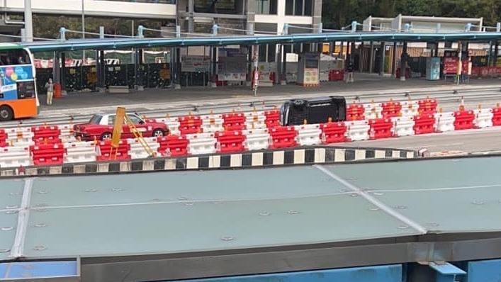 將軍澳隧道公路發生私家車撞水馬後翻側交通意外。fb香港突發事故報料區