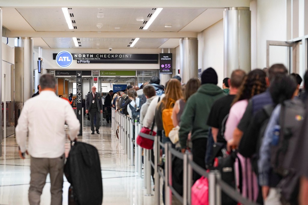 運輸安全管理局人員預計連續第二次未能領取全額薪金，士氣受挫。路透社