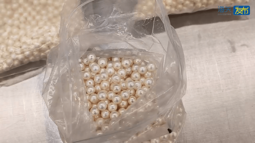 北上男煙盒藏5399顆珍珠,福田口岸斷正。 海關發布 北上男煙盒藏5399顆珍珠,福田口岸斷正。 海關發布